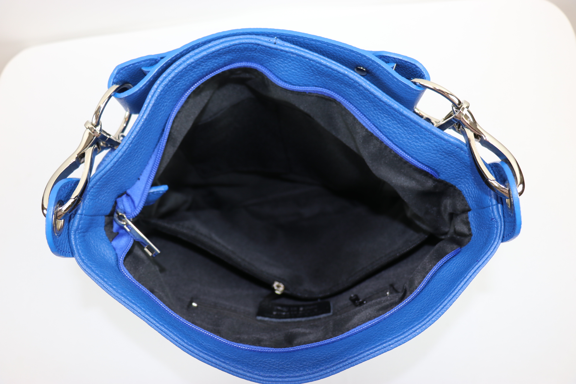 Leather Shoulder Bag M562 - Bagitali